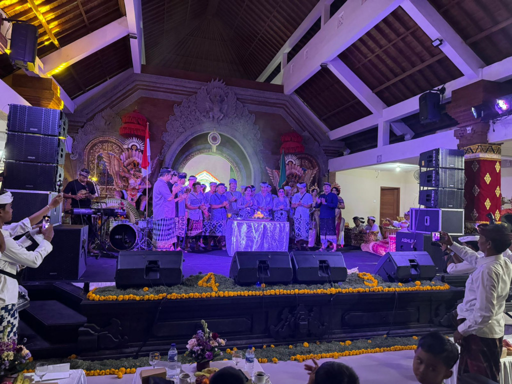 Perbekel Desa Canggu Hadiri HUT STT Eka Dharma yg ke 49 th Banjar Padang Linjong,Canggu